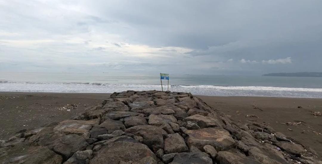 Alas Cemara Kemiren: Santai di Pantai Tenang Tanpa Antre